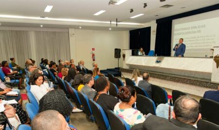 Professores atentos nas plenárias da tarde do primeiro dia do CAPED do Centenário