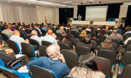 Manhã de aprendizado na abertura do CAPED do Centenário reúne professores e pastores no RJ